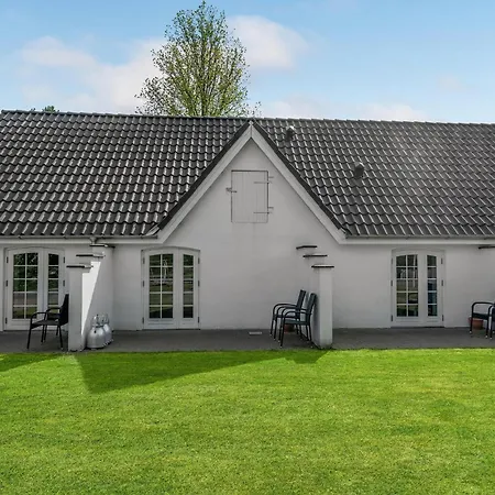 Dom wakacyjny Lovely In With Kitchen